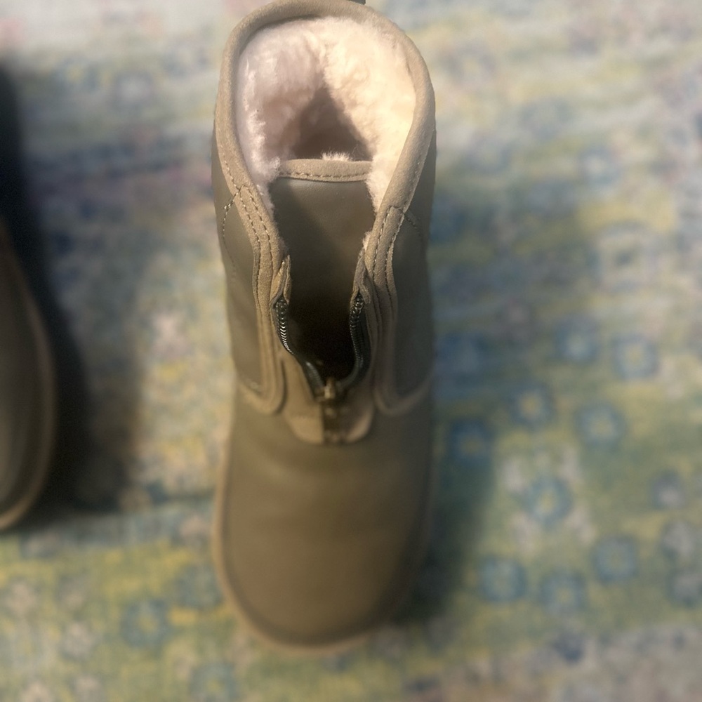 Women’s Ugg Boots - Picture 3 of 8